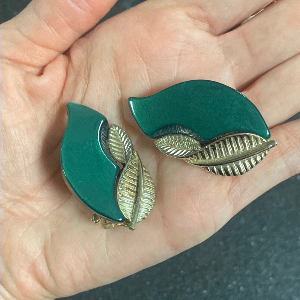 Elegant Green and Silver Leaf Clip Earrings - Picture 4 of 4